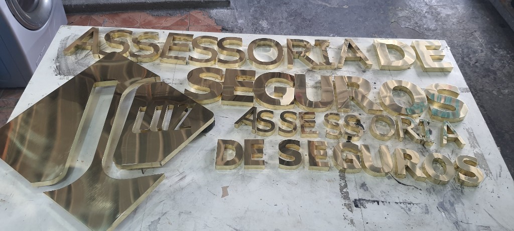 Letras de Latão dourado polido fabricadas pela Fabriletras